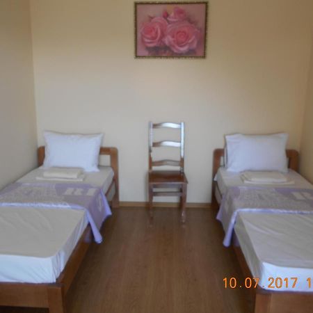 Hotel Lastochka Zaliznyi Port Esterno foto