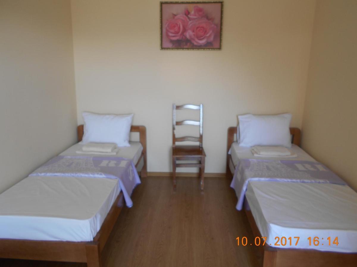 Hotel Lastochka Zaliznyi Port Esterno foto