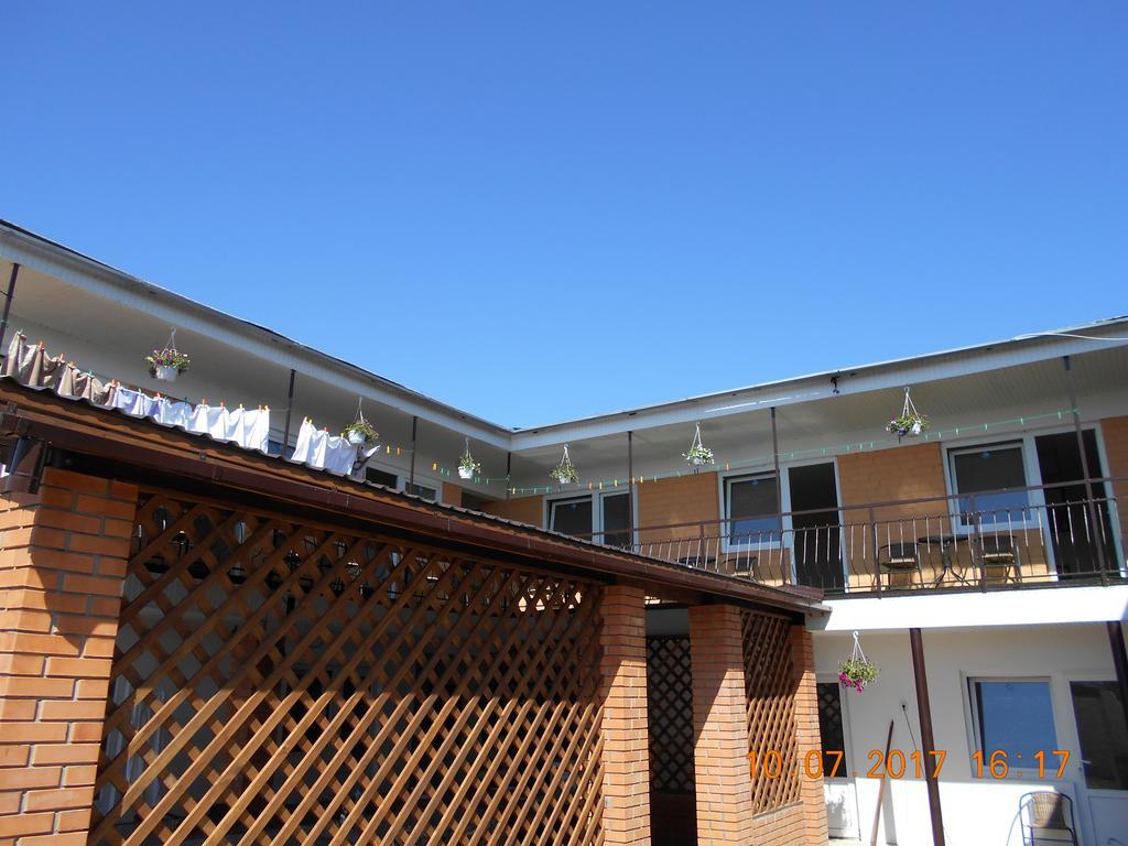 Hotel Lastochka Zaliznyi Port Esterno foto
