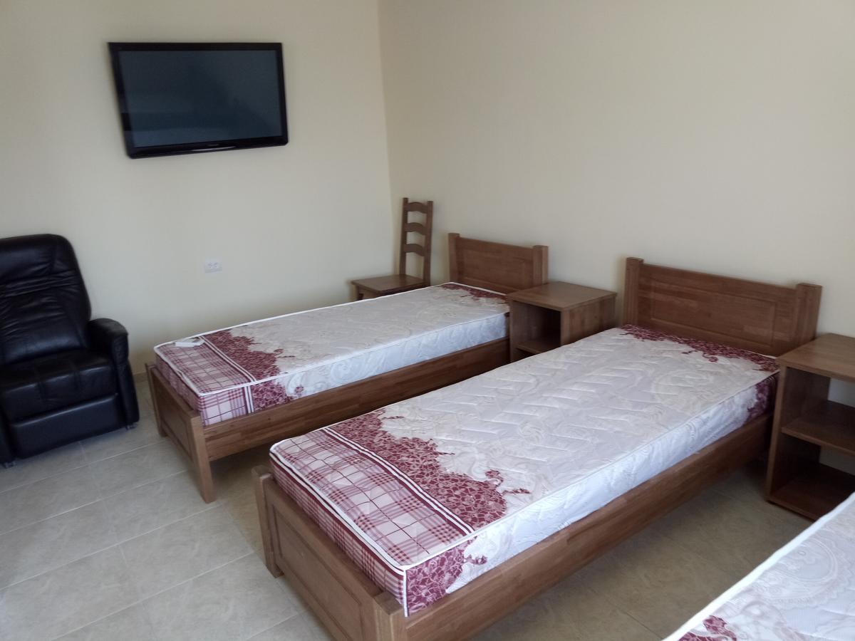 Hotel Lastochka Zaliznyi Port Esterno foto
