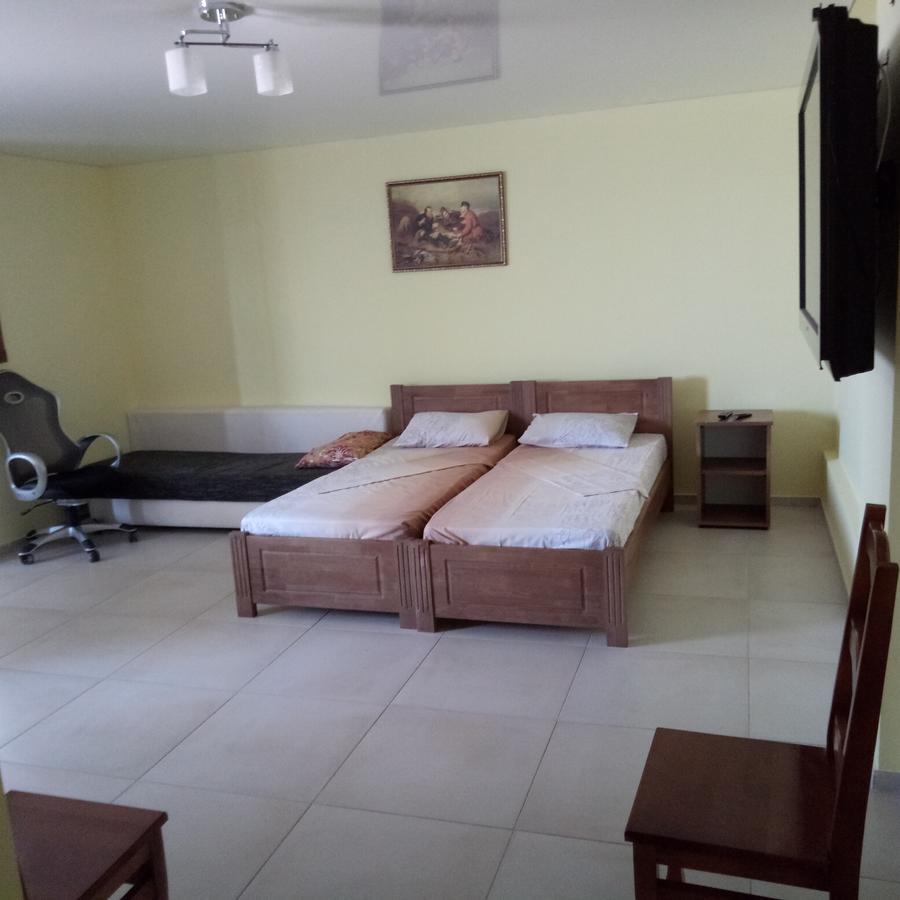 Hotel Lastochka Zaliznyi Port Esterno foto