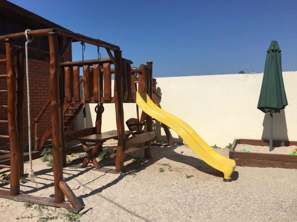 Hotel Lastochka Zaliznyi Port Esterno foto