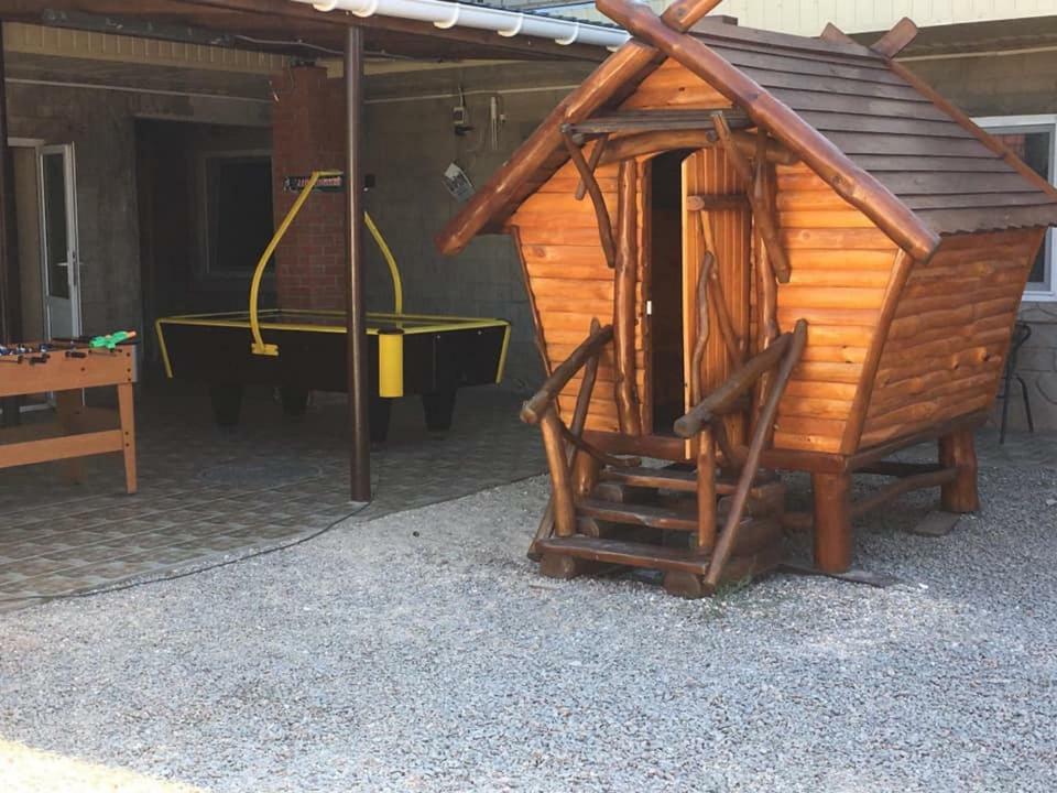 Hotel Lastochka Zaliznyi Port Esterno foto