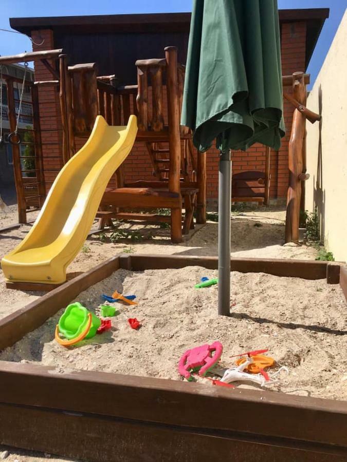 Hotel Lastochka Zaliznyi Port Esterno foto